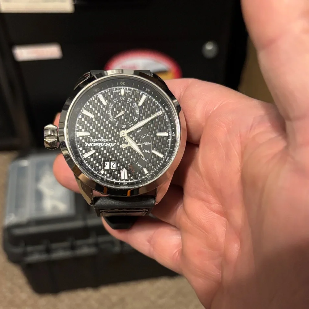 Elegant Black and Silver Men's Watch - Picture 1 of 2